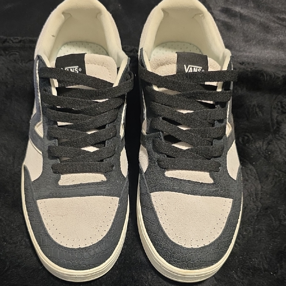 Vans Low-Top Sneakers in Black & Cream